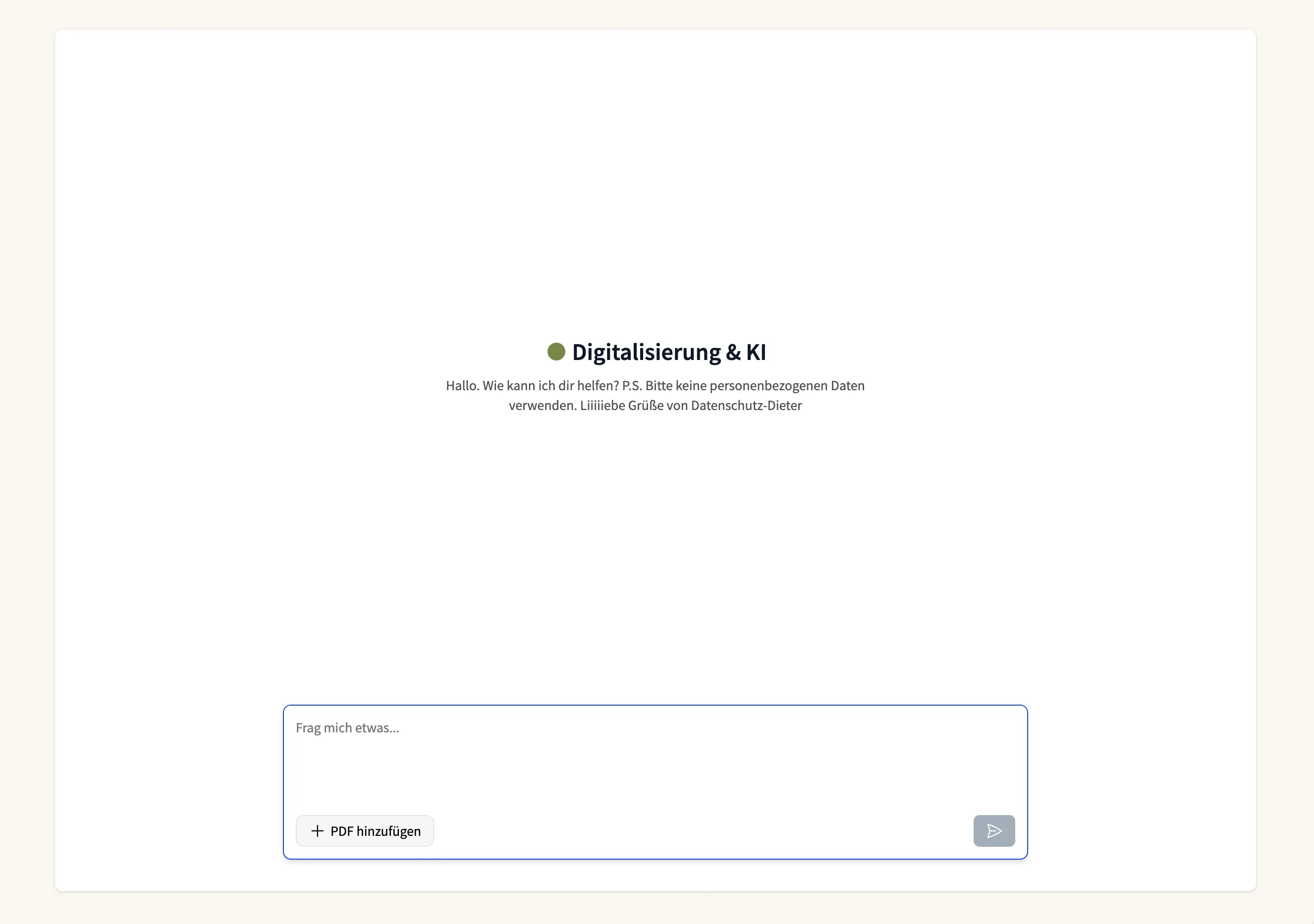 Ein offenes leeres Notizbuch liegt auf einem weißen Schreibtisch, umgeben von einem Bleistift, einer Brille, einem Smartphone, einem Laptop und einer Pflanze.