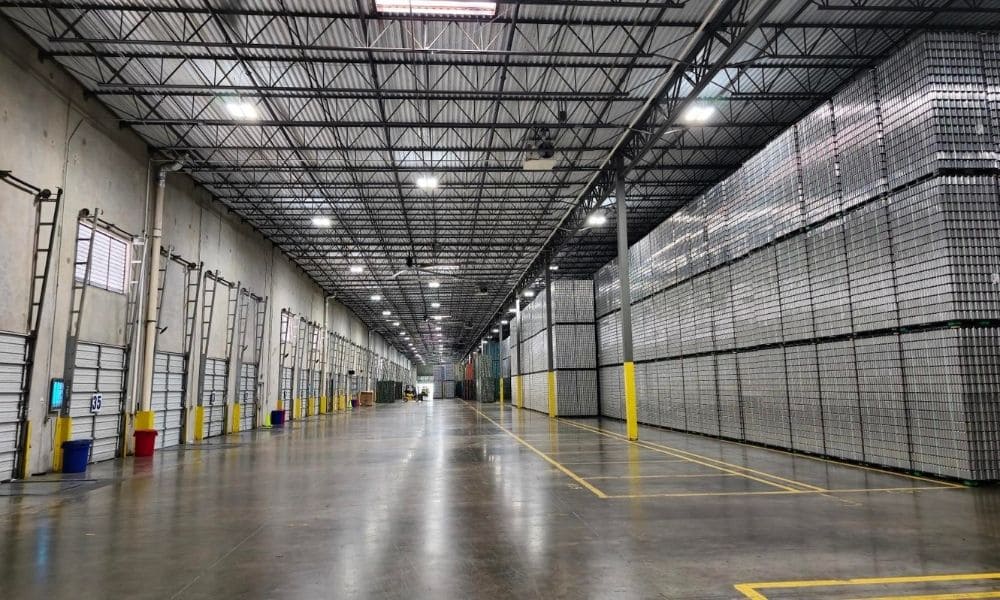Dentro de las instalaciones logísticas y el almacén de 3PL de Buske Logistics en EE. UU.
