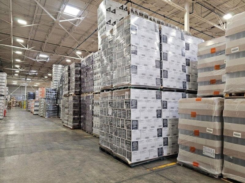 Vista interior de un almacén 3PL de Buske Logistics en Windsor, Ontario, con palets.
