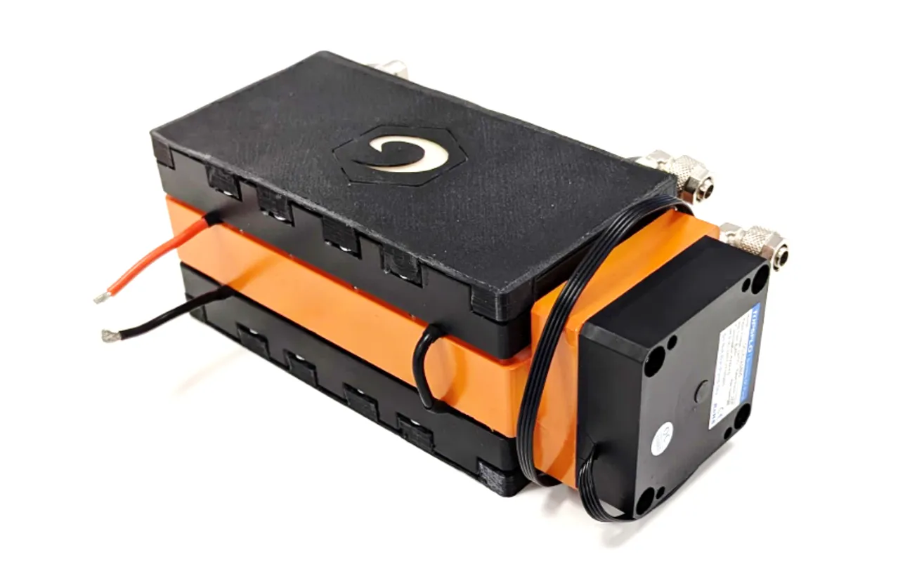 DaTEG® 1.5 thermal management unit with fluid connectors and the GemaTEG logo.