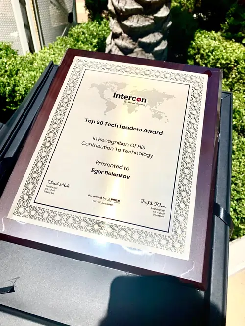 Egor Belenkov accepting Kitcast award
