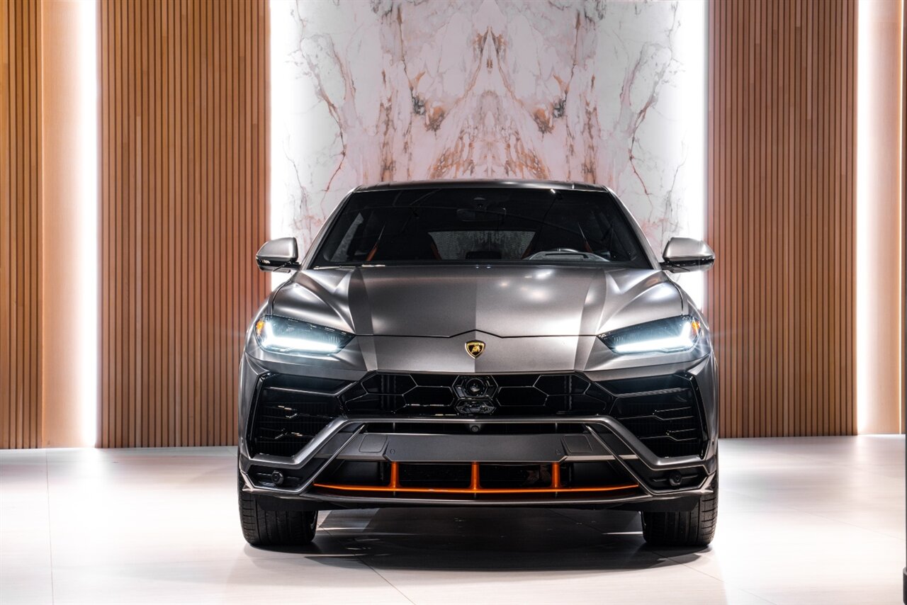 2022 Lamborghini Urus Base photo 2