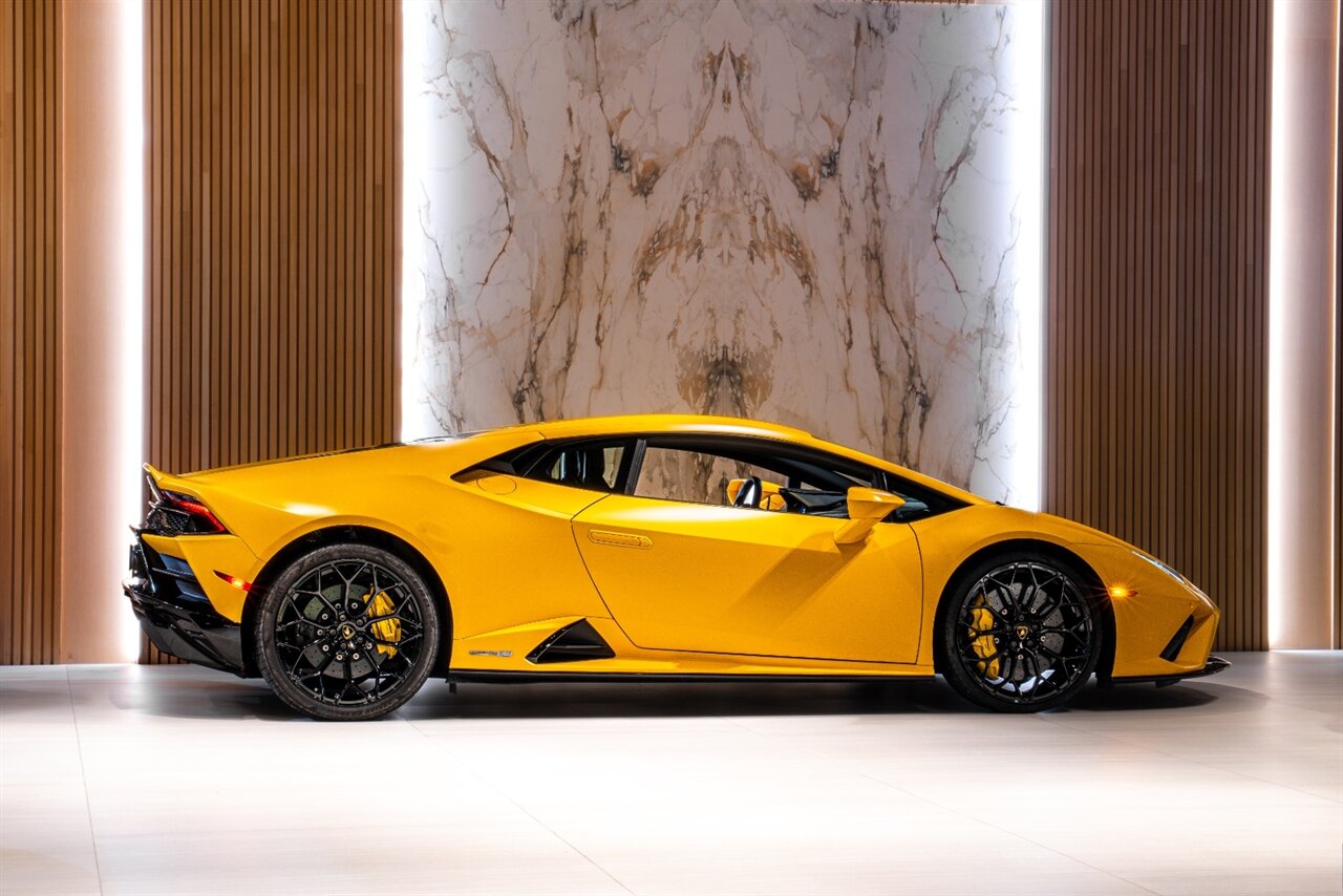 2022 Lamborghini Huracan Evo Coupe photo 4