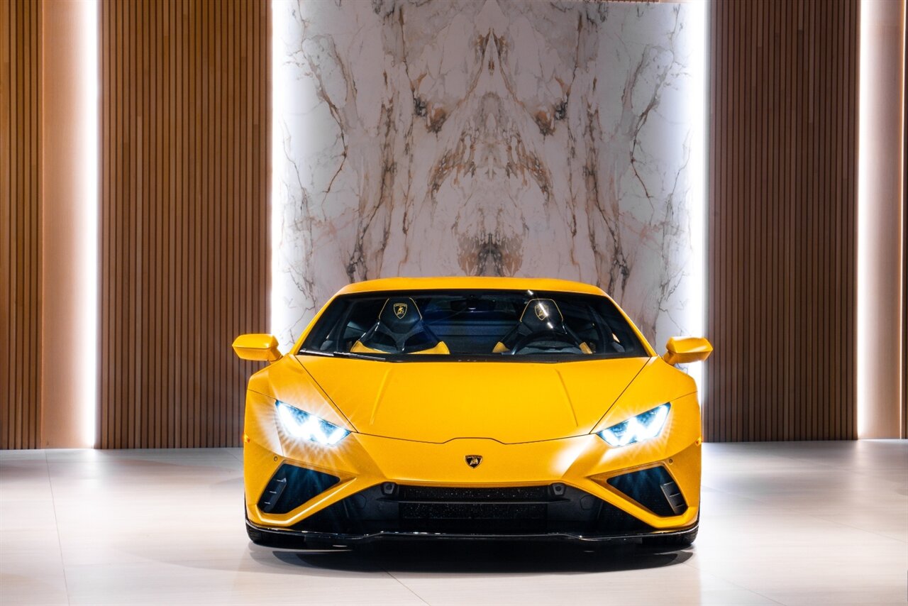 2022 Lamborghini Huracan Evo Coupe photo 2