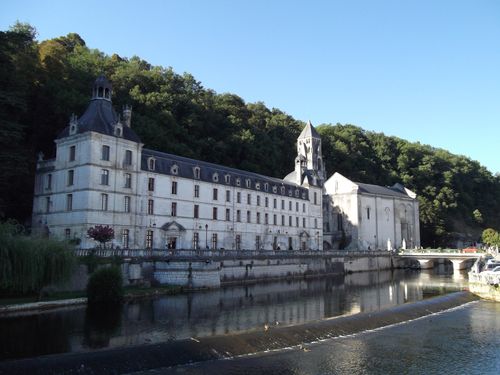 Le clocher campanile de Brantôme, un joyau suspendu dans le temps