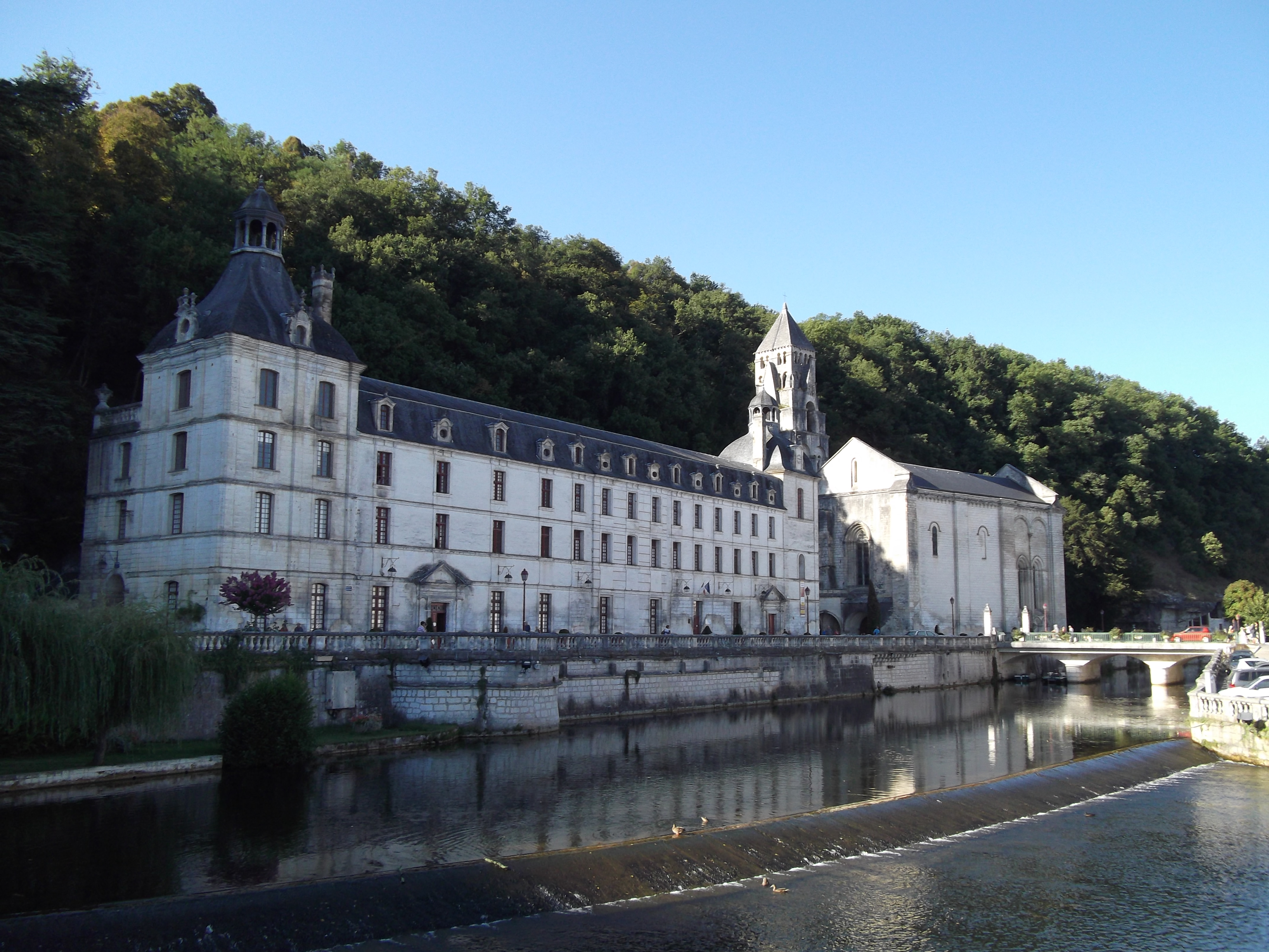 Le clocher campanile de Brantôme, un joyau suspendu dans le temps
