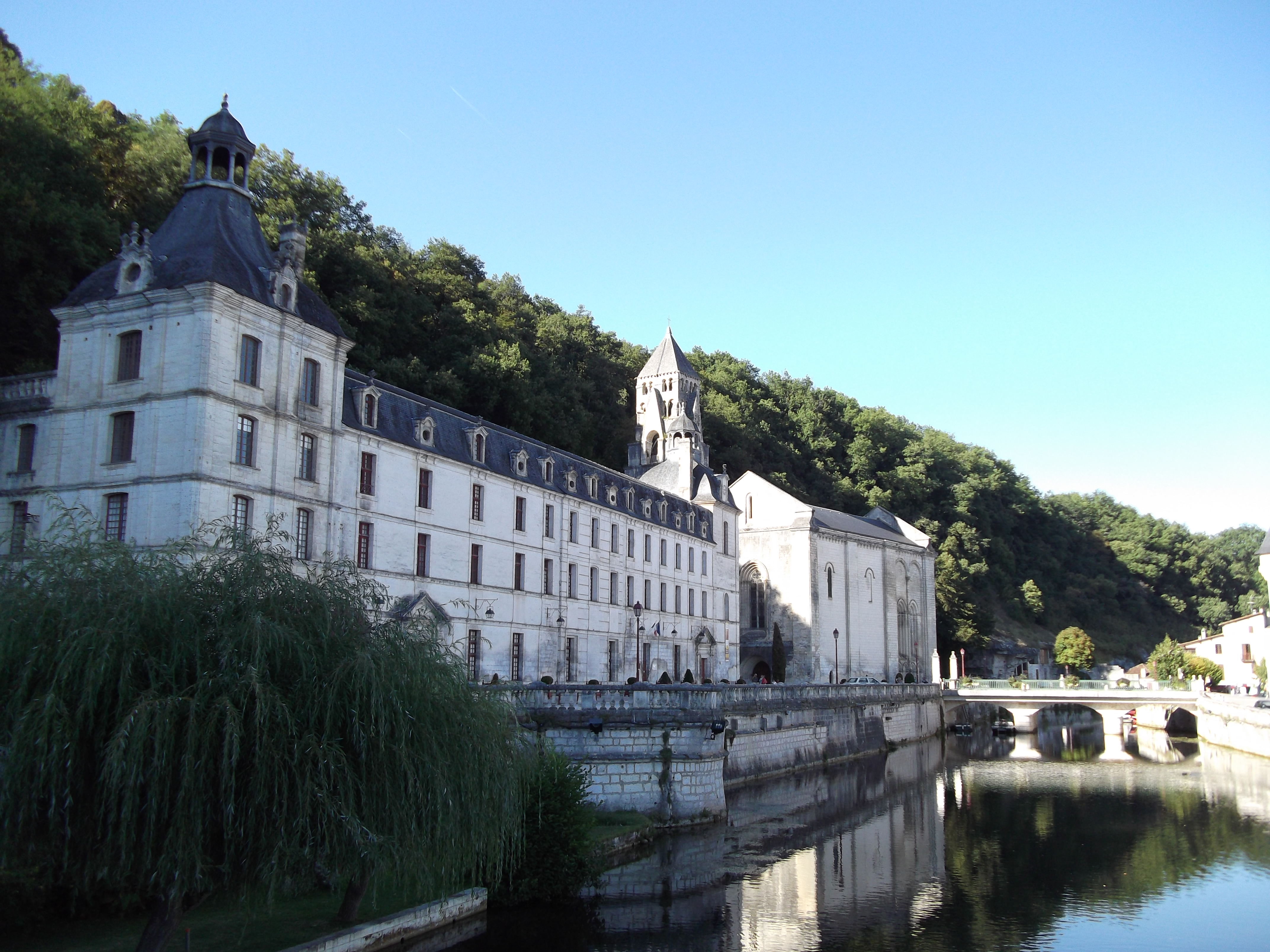 Le clocher campanile de Brantôme, un joyau suspendu dans le temps