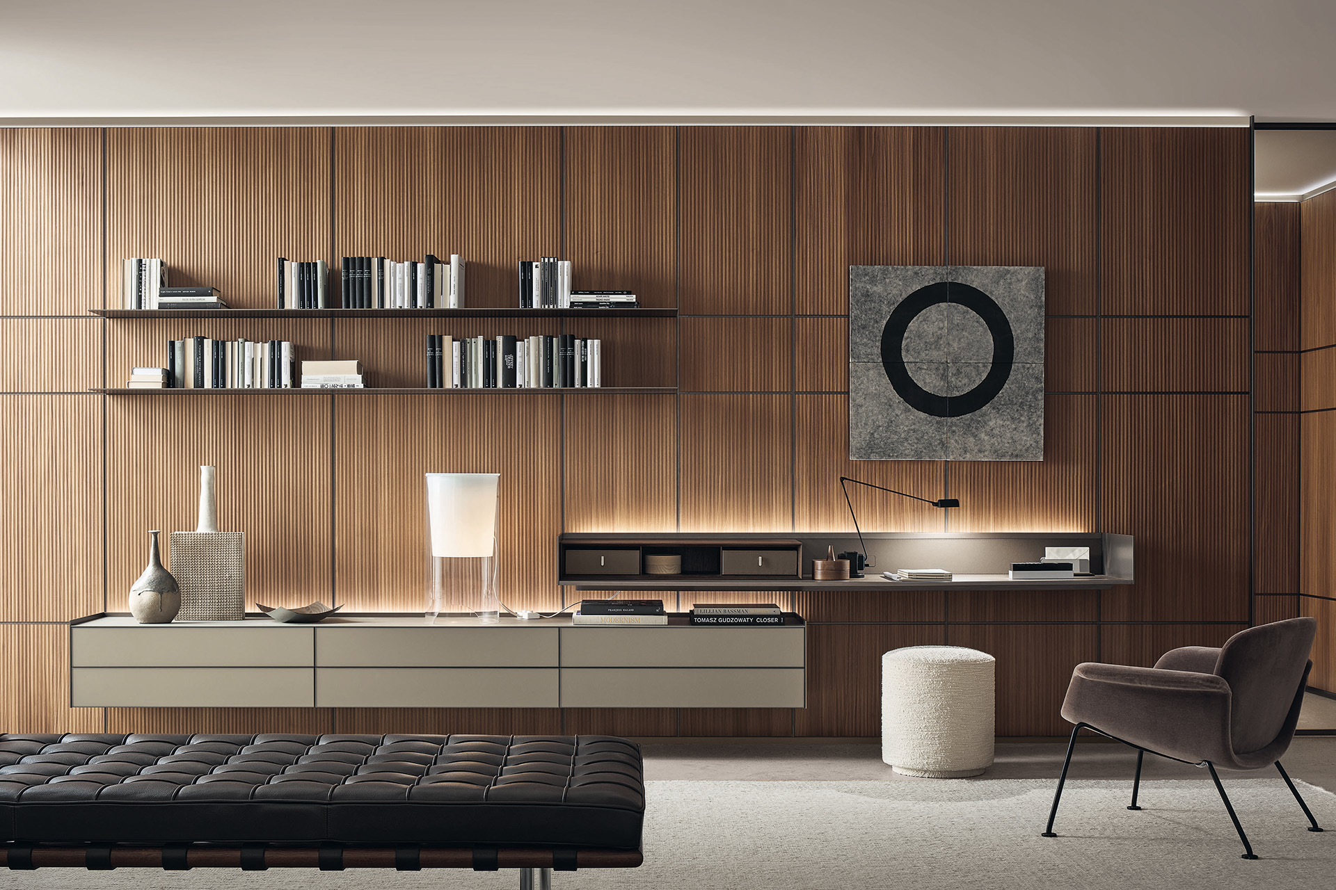 Stylisches Wandregal mit Schreibtischfunktion fotografiert in einem modernen Setting