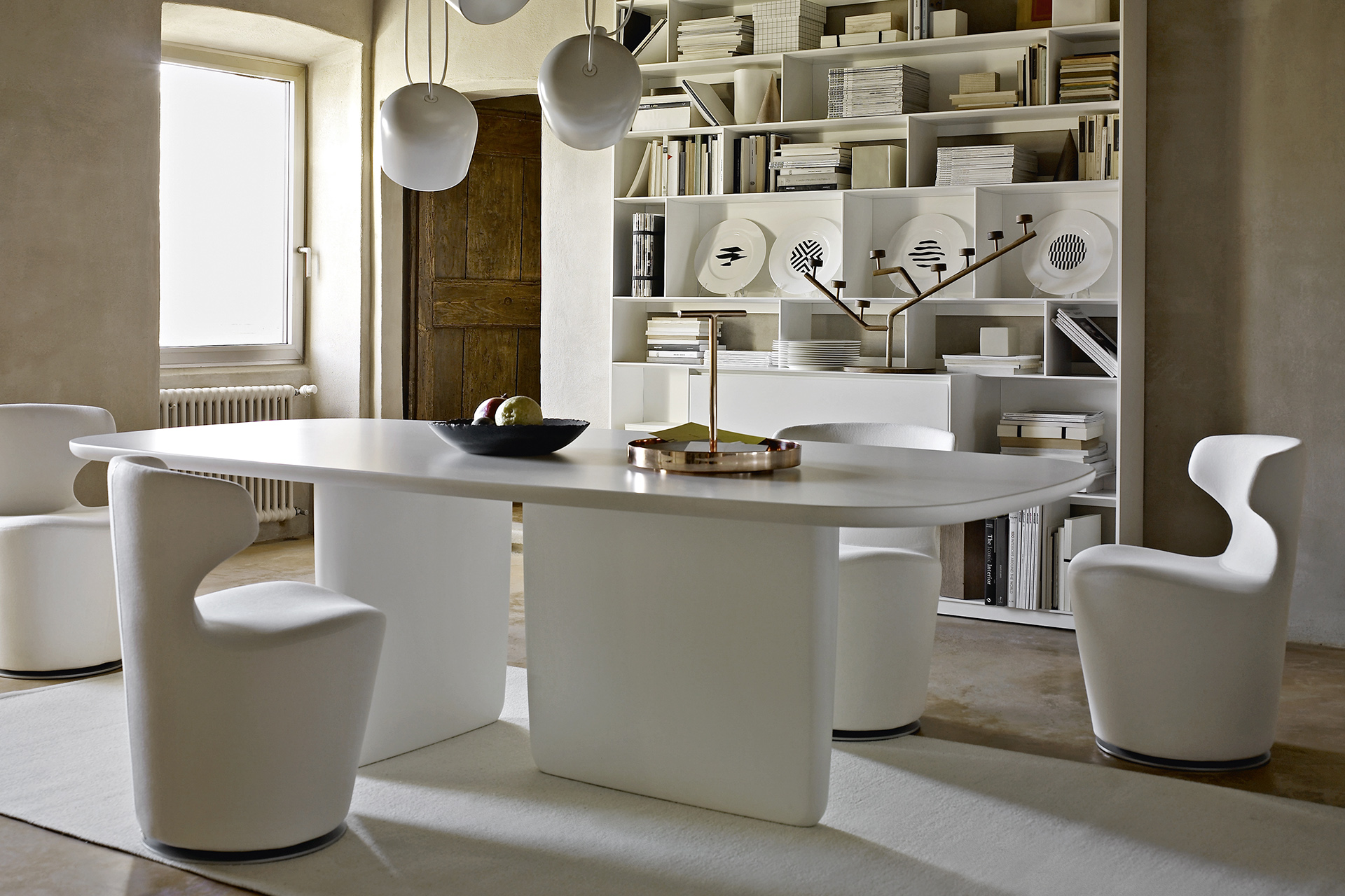 weißer Tisch mit zwei Stützen