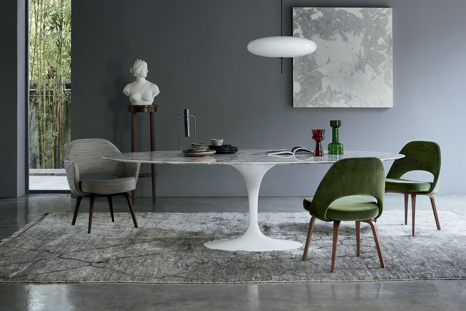 Runder Marmortisch steht im Esszimmer mehreren Stühlen