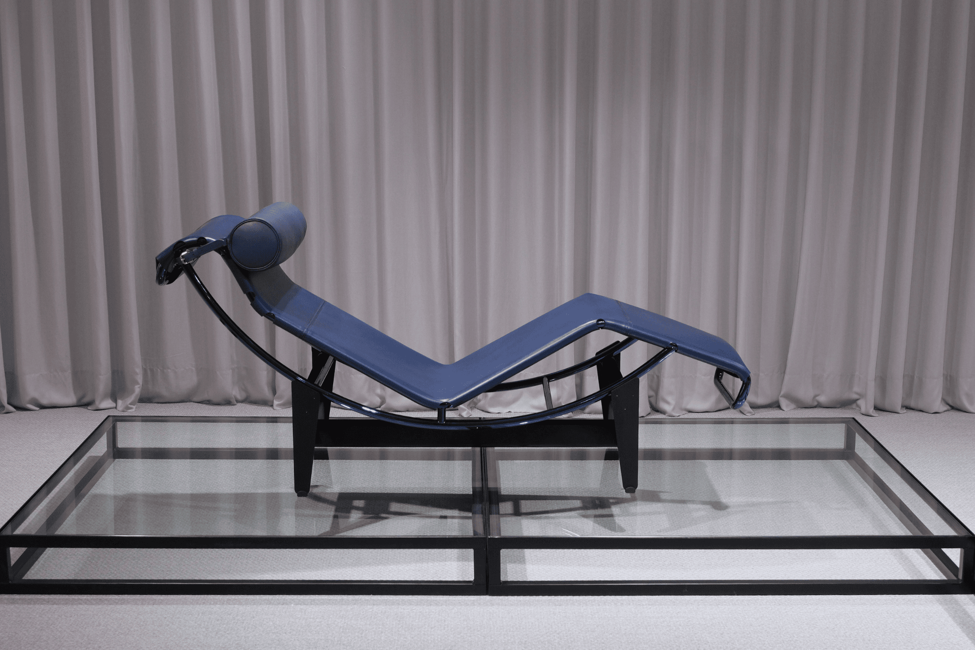 Liege LC4 Cassina in blau