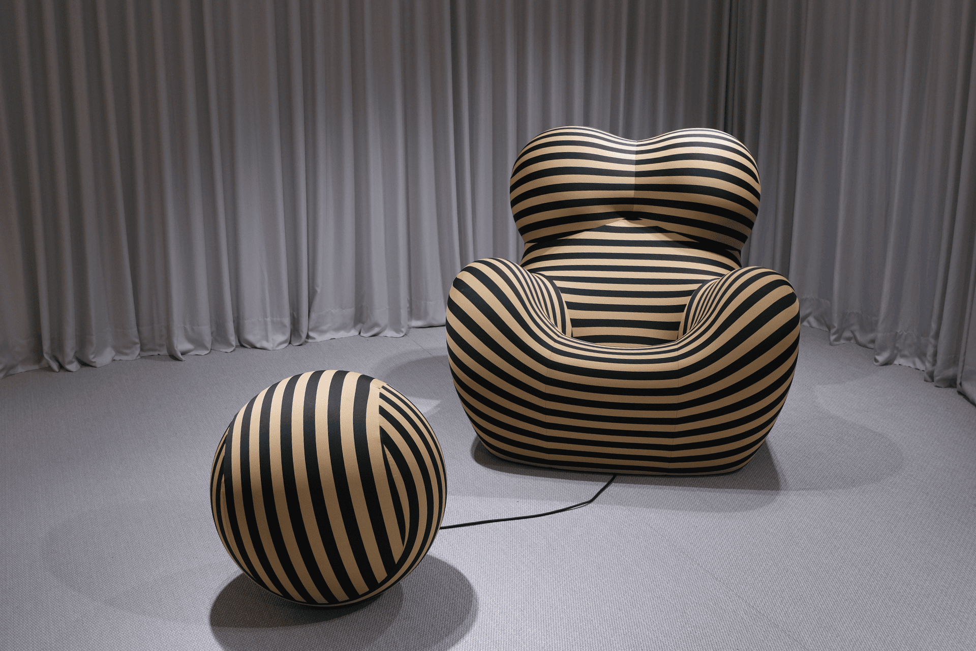 Sessel Up mit 50 Hocker