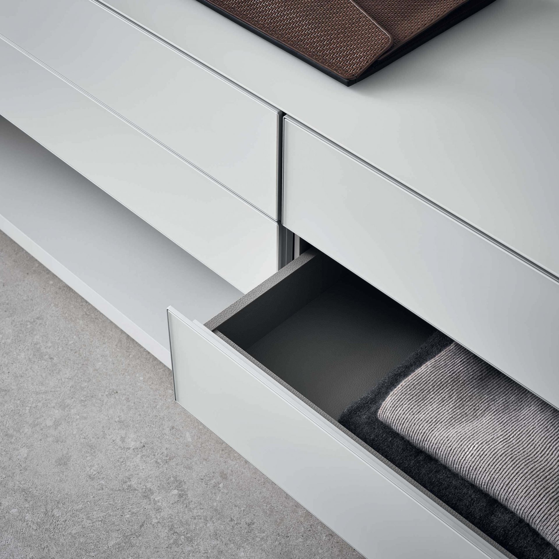 Abacus night 3 Walk-in closet