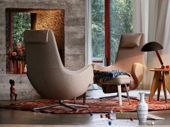 Vitra Repos Armchair und Ottoman Sessel und Liegen Struktur Aluminium poliert, dreh- und neigbar, Bezug Stoff Nubia 06 creme-sierragrau,Filzgleiter für Hartböden