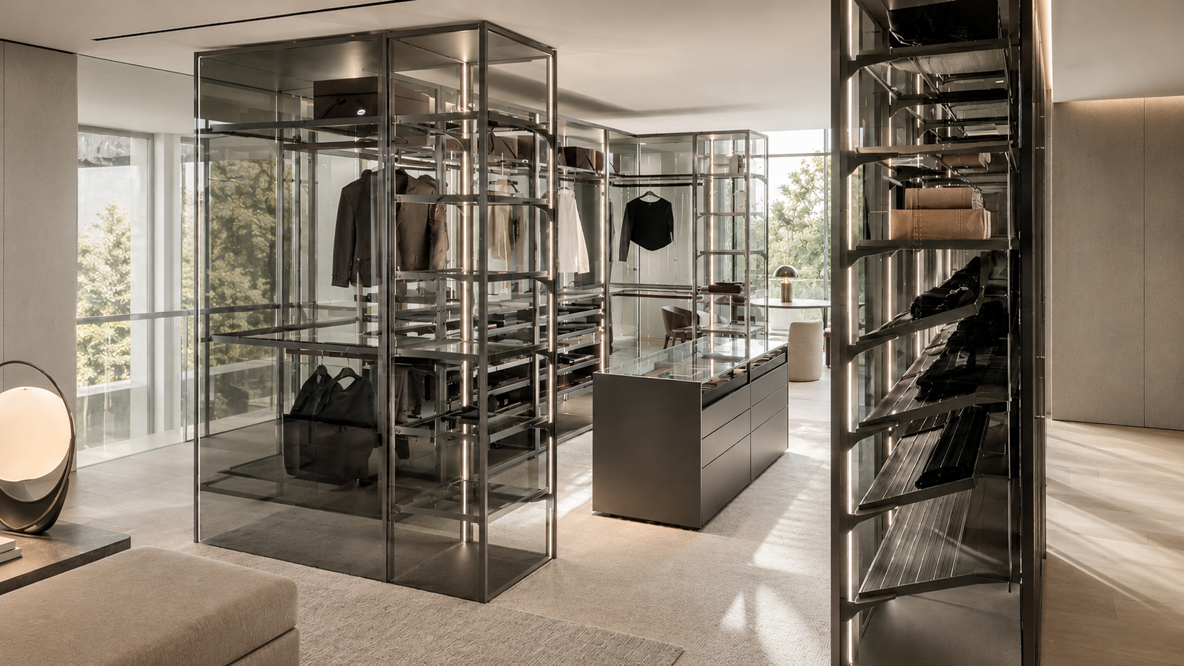 Rimadesio Ankleiden und Kleiderschränke Struktur und Griffe Aluminium, Farbe Piombo, Struktur Verkleidung & Türen aus Glas, Farbe Grigio Transparente, Basis Boden & Deckelboden aus Melamin rovere dark, offne Fächer aus Holz rovere termotrattato, Schubladen & Schuhböden Kunstleder, Farbe similpelle Rubens, Fachböden aus Glas, Farbe Grigio Transparente, 4 Leder-Kleiderstangen, inkl. innen Beleuchtung & einer Fernbedienung