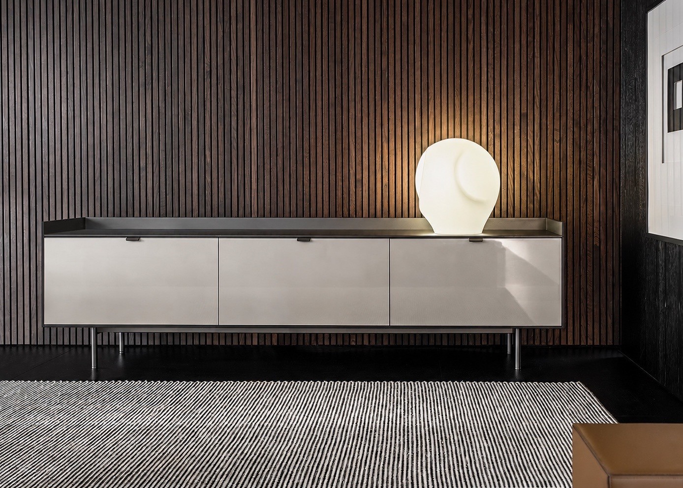Minotti Darren Boards und Sideboards Struktur Esche mokkafarbig, Platte Aluminium satiniert malzfarbig, Sockel Metall satiniert malzfarbig