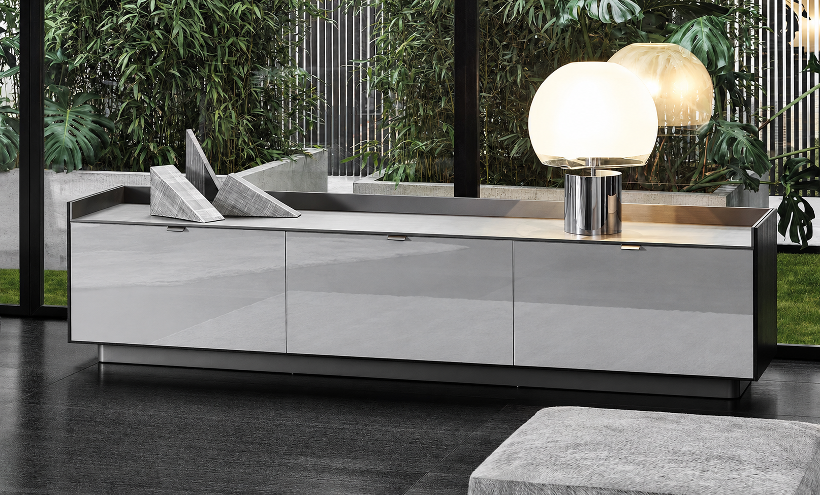 Minotti Darren Boards und Sideboards Struktur und Abdeckplatte Metall lackiert, Farbe malzbraun, Fronten glänzend lackiert, Farbe cortenstahl