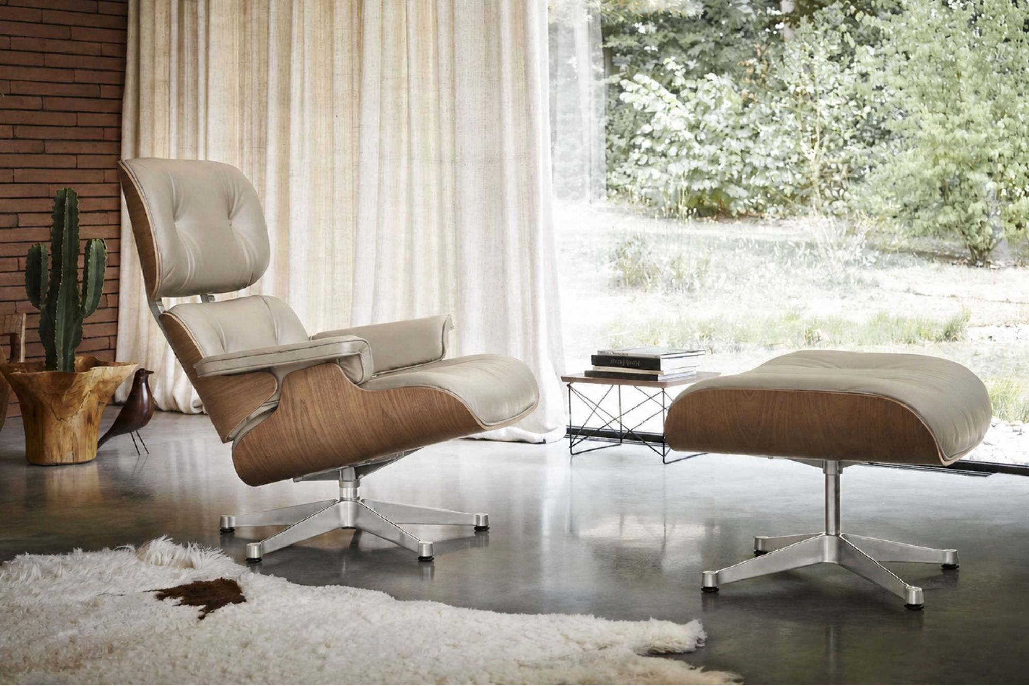 Vitra Lounge Chair Sessel und Liegen Struktur Aluminium poliert, drehbar, Schale Nussbaum natur lackiert, Bezug Leder Premium, Farbe sand