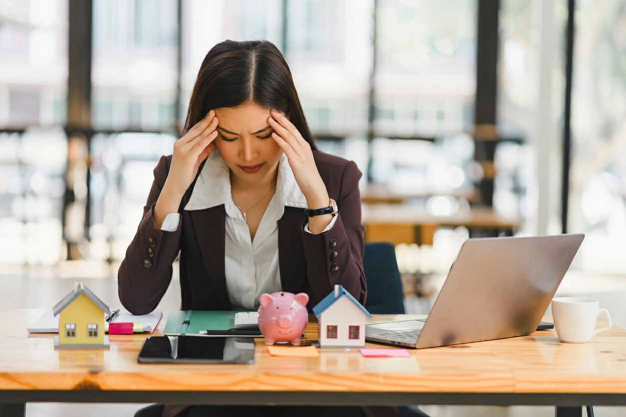 Femme asiatique stressée sur son bureau.