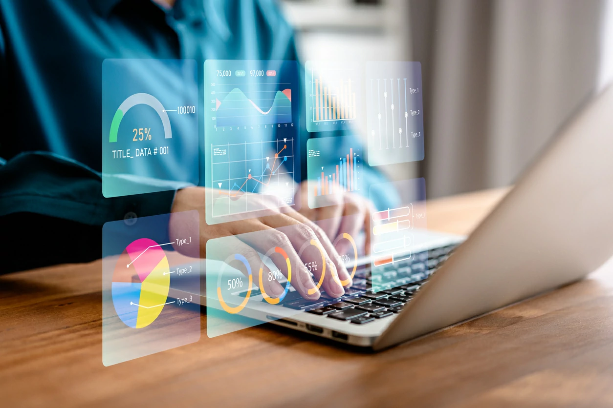 Personne manipulant un ordinateur portable avec des hologrammes de diverses données  dans l'air.