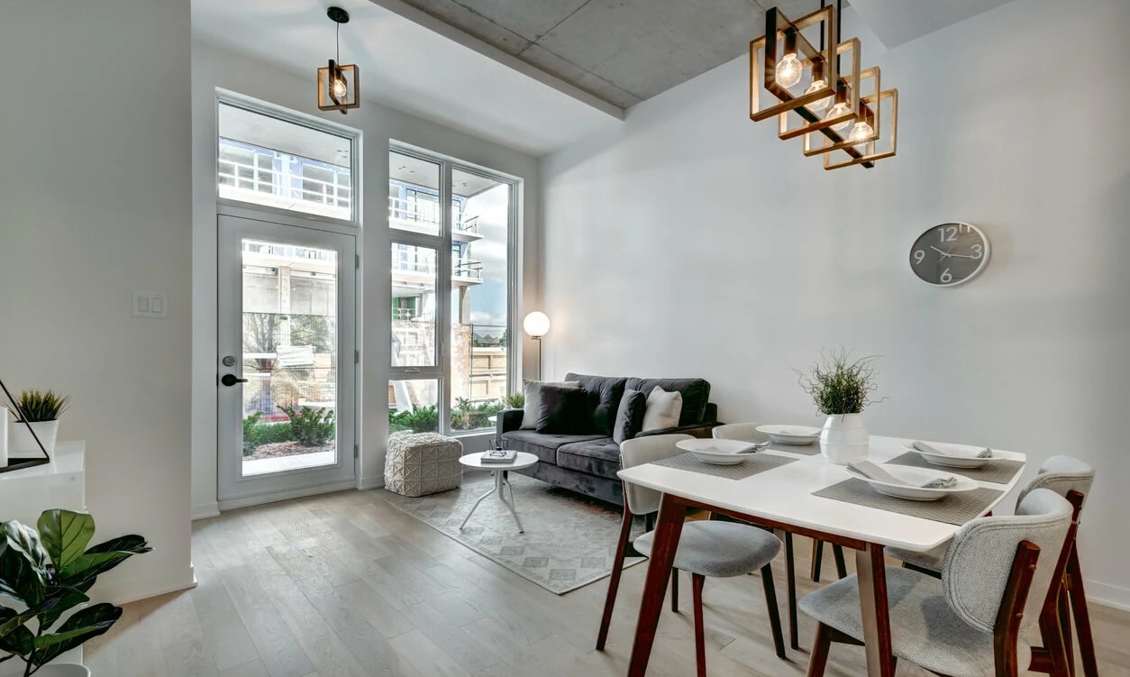 Salle de séjour moderne avec meubles et table à manger.
