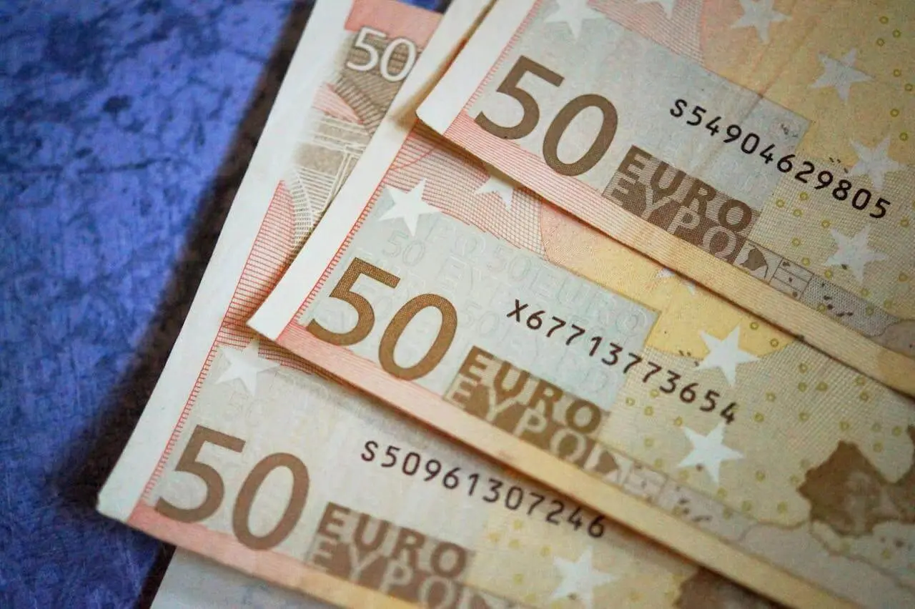 Trois billets de 50 euros superposés.