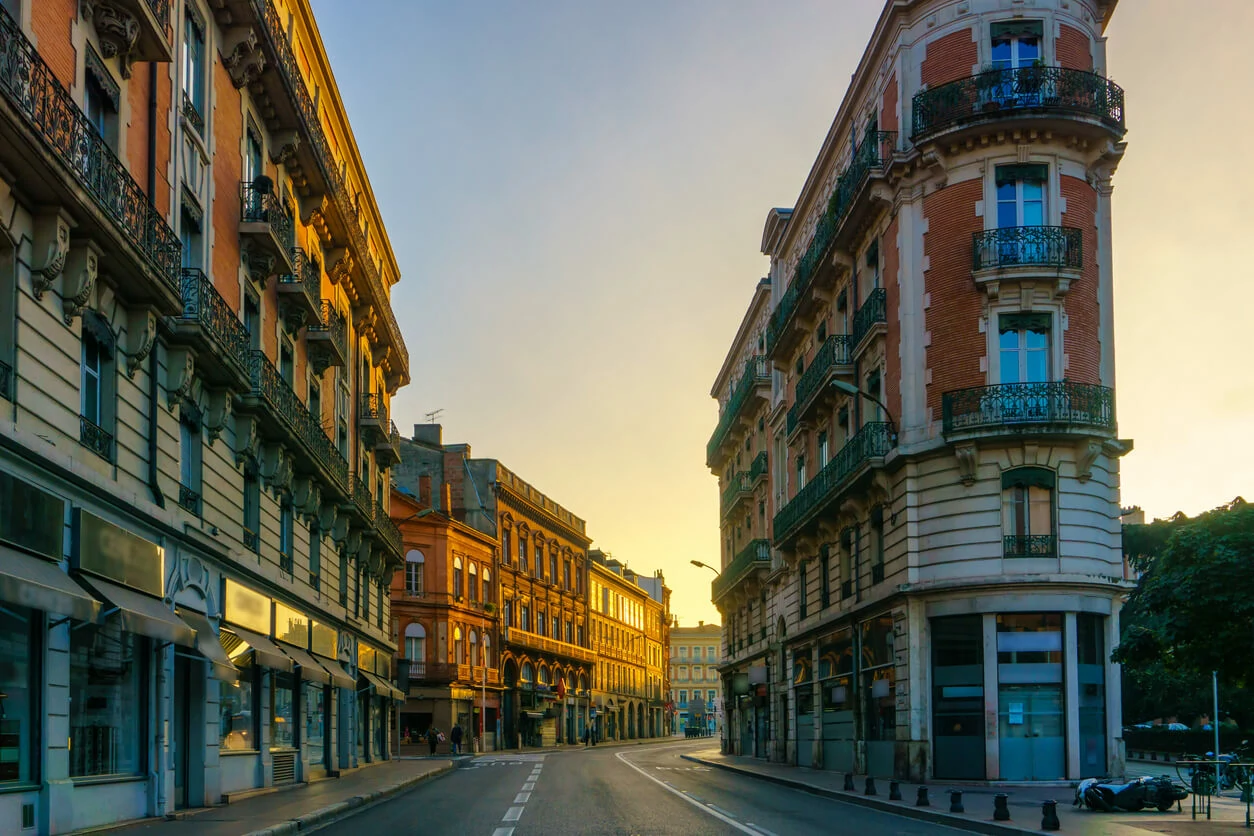 Cliché d'une rue avec des bâtiment de style ancien à Toulouse.