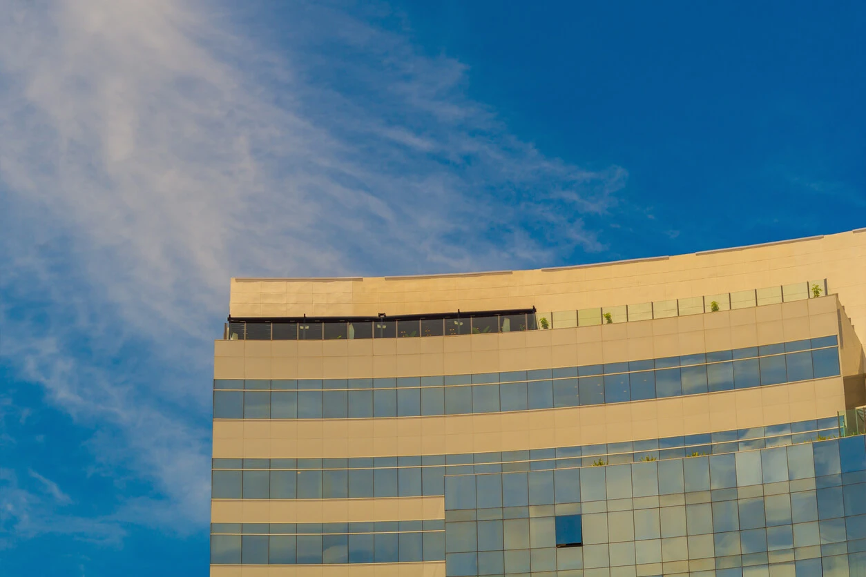 Immeuble marocain et ciel bleu.