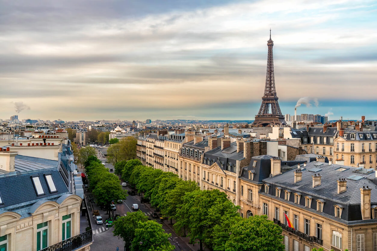 Vue sur une rue de Paris et la tour Eiffel