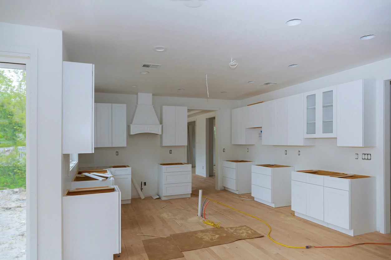 Intérieur d'appartement vide en rénovation.