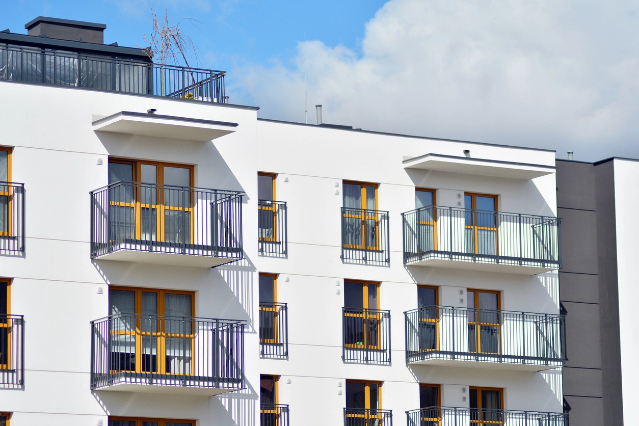 Bâtiment neuf de couleur blanc.