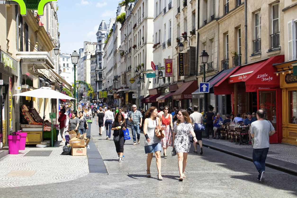 Cliché d'une rue marchande dans Paris.