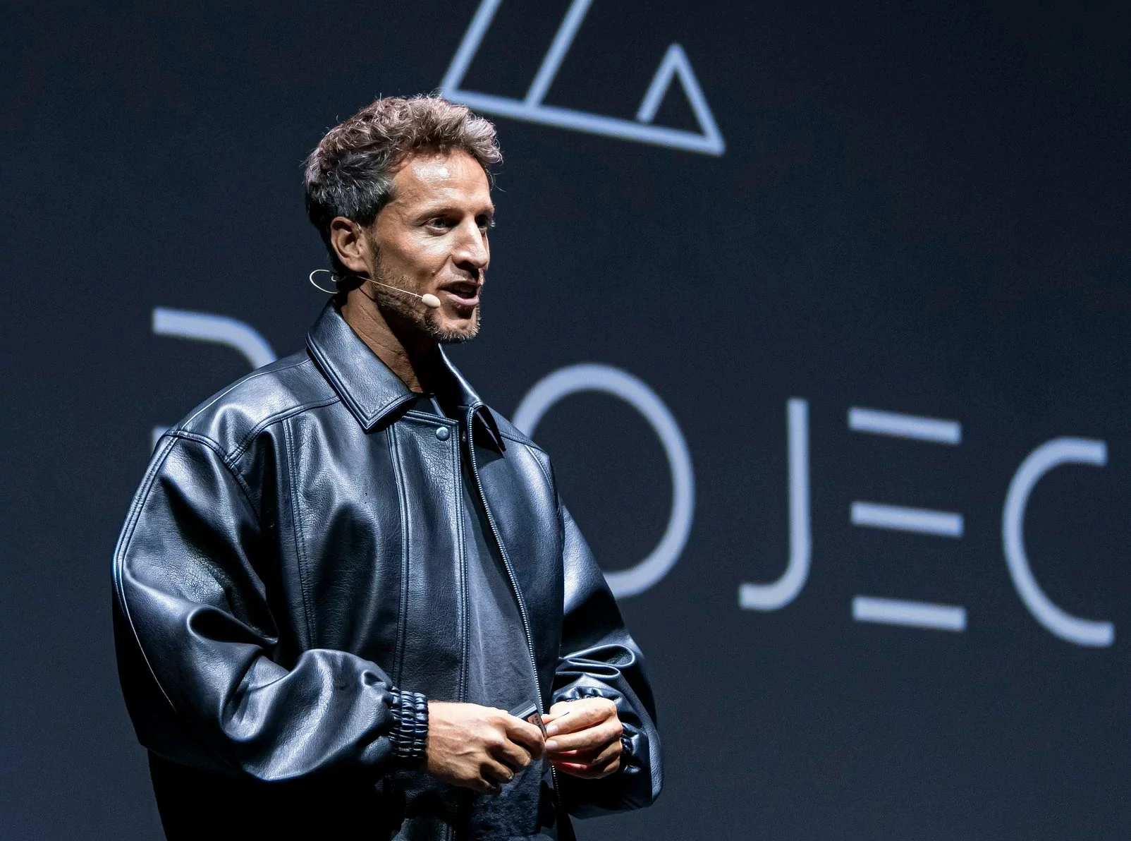 Christopher Wangen en pleine prise de paroles lors d'une formation.