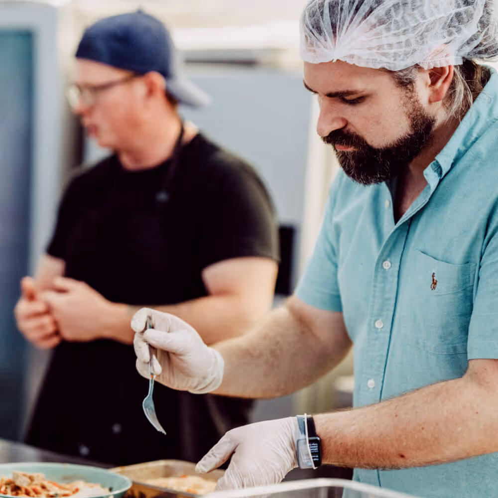 Elmar Rensch und Alexander Stupp beim Testkochen in der Produktionsküche.