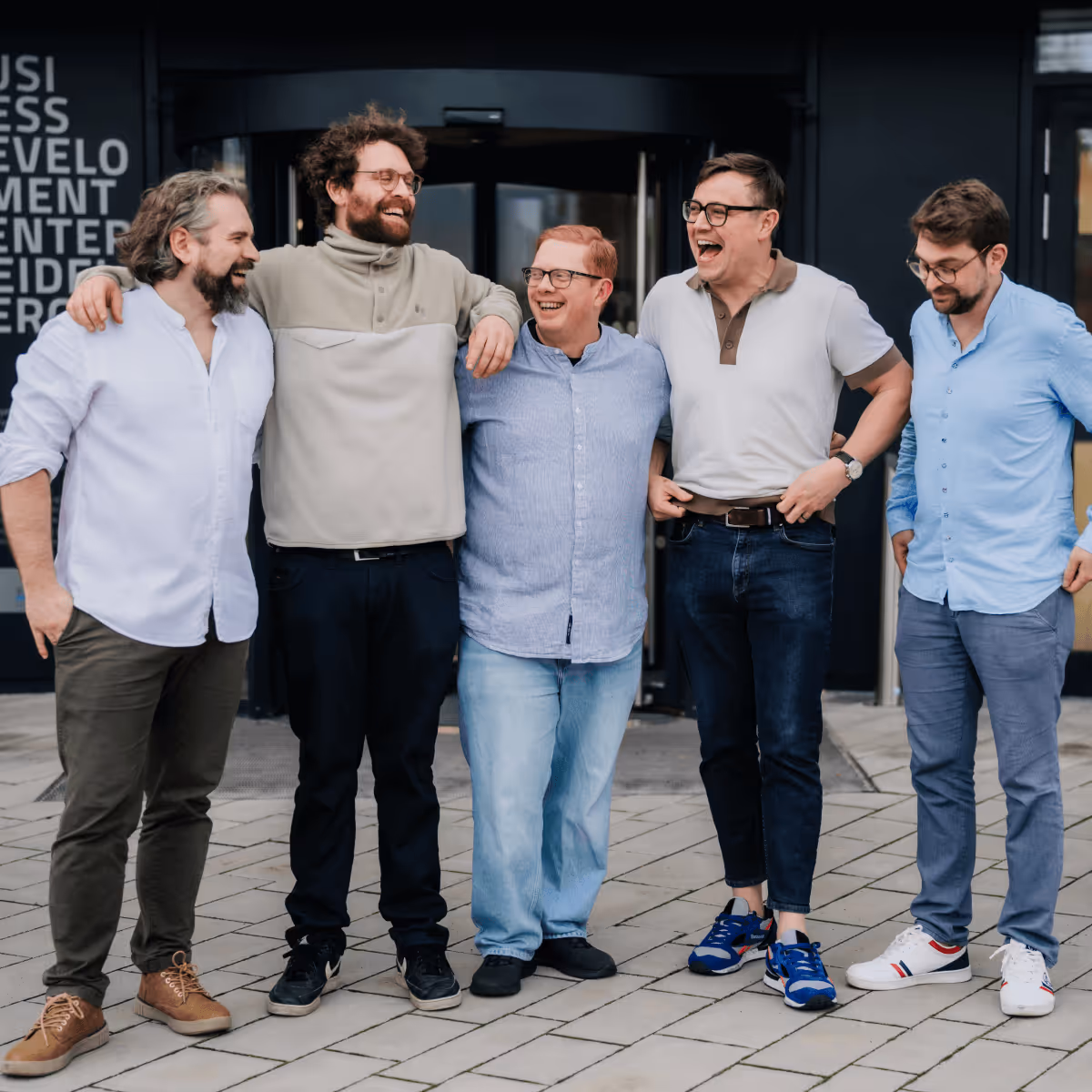 Unsere 5 Gründer: Christopher Bär, Heiko Bantleon - van Dessen, Tobias Bär, Alexander Stupp, Elmar Rensch (von rechts nach links) mit dem Team unseres Notars (vorne links).