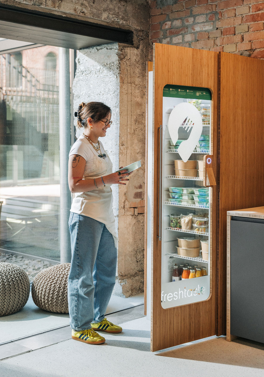 Team beim Mittagessen aus dem Smart Fridge