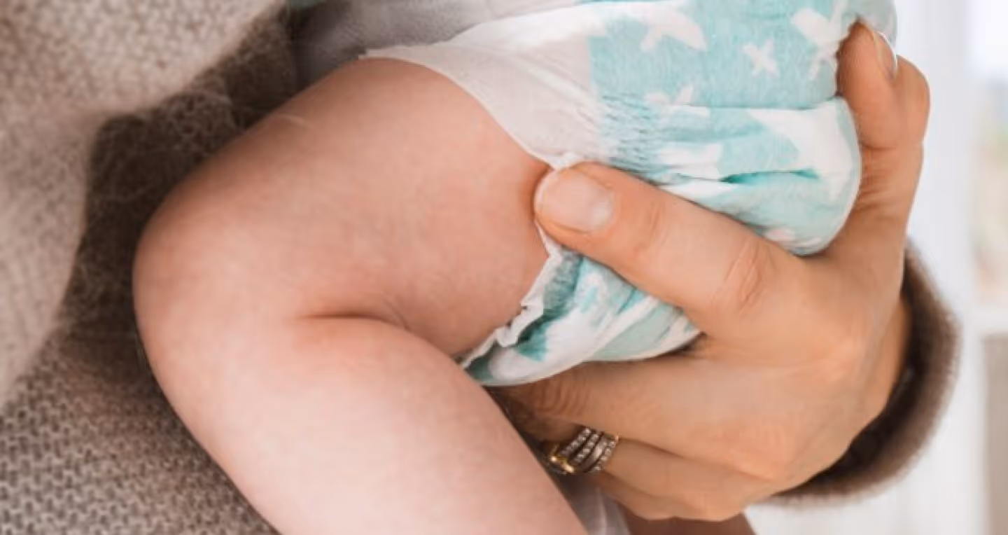 Nahaufnahme von Baby auf dem Arm mit Windel-rascal-friends! – Referenzkunde PR Agentur