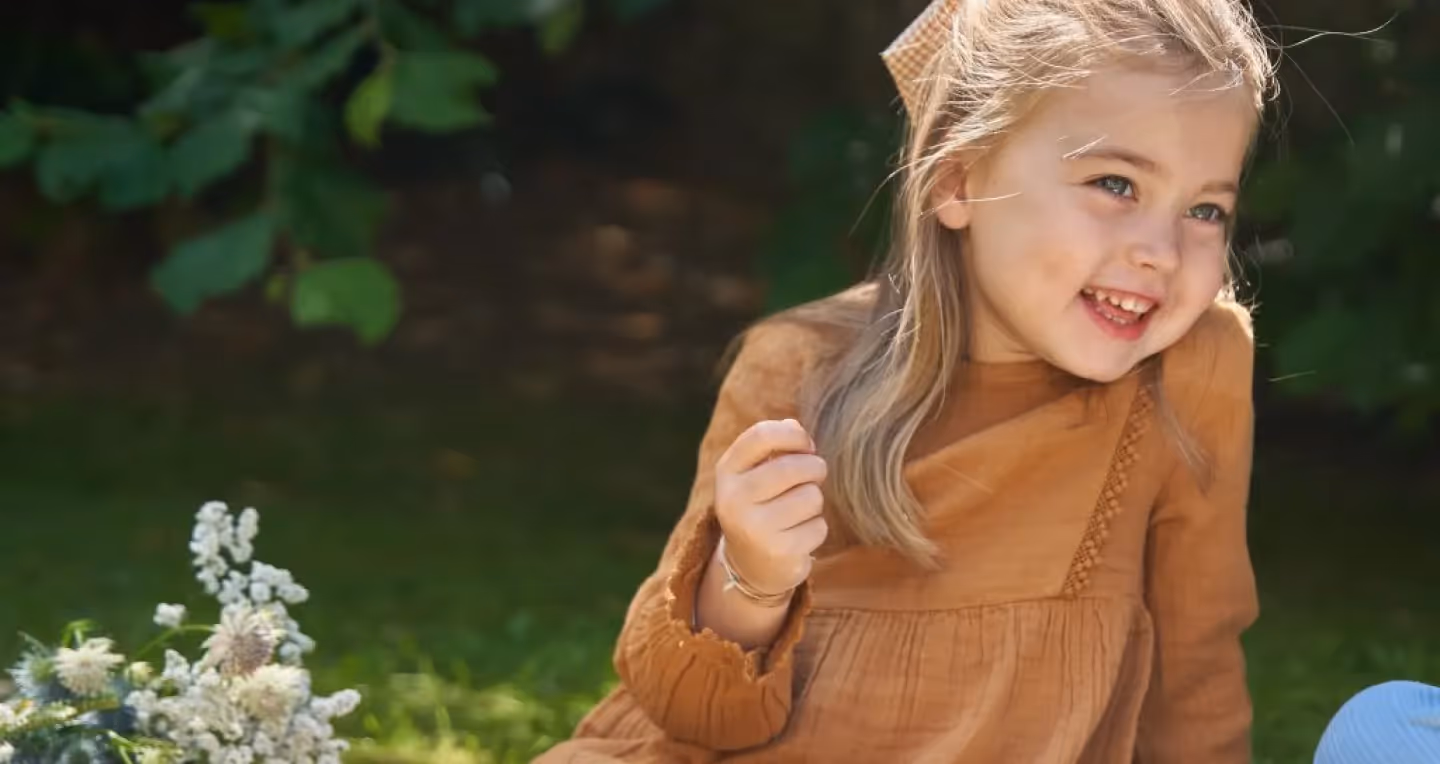 Mädchen mit braunen Kleid-little-cigogne! – Referenzkunde PR Agentur
