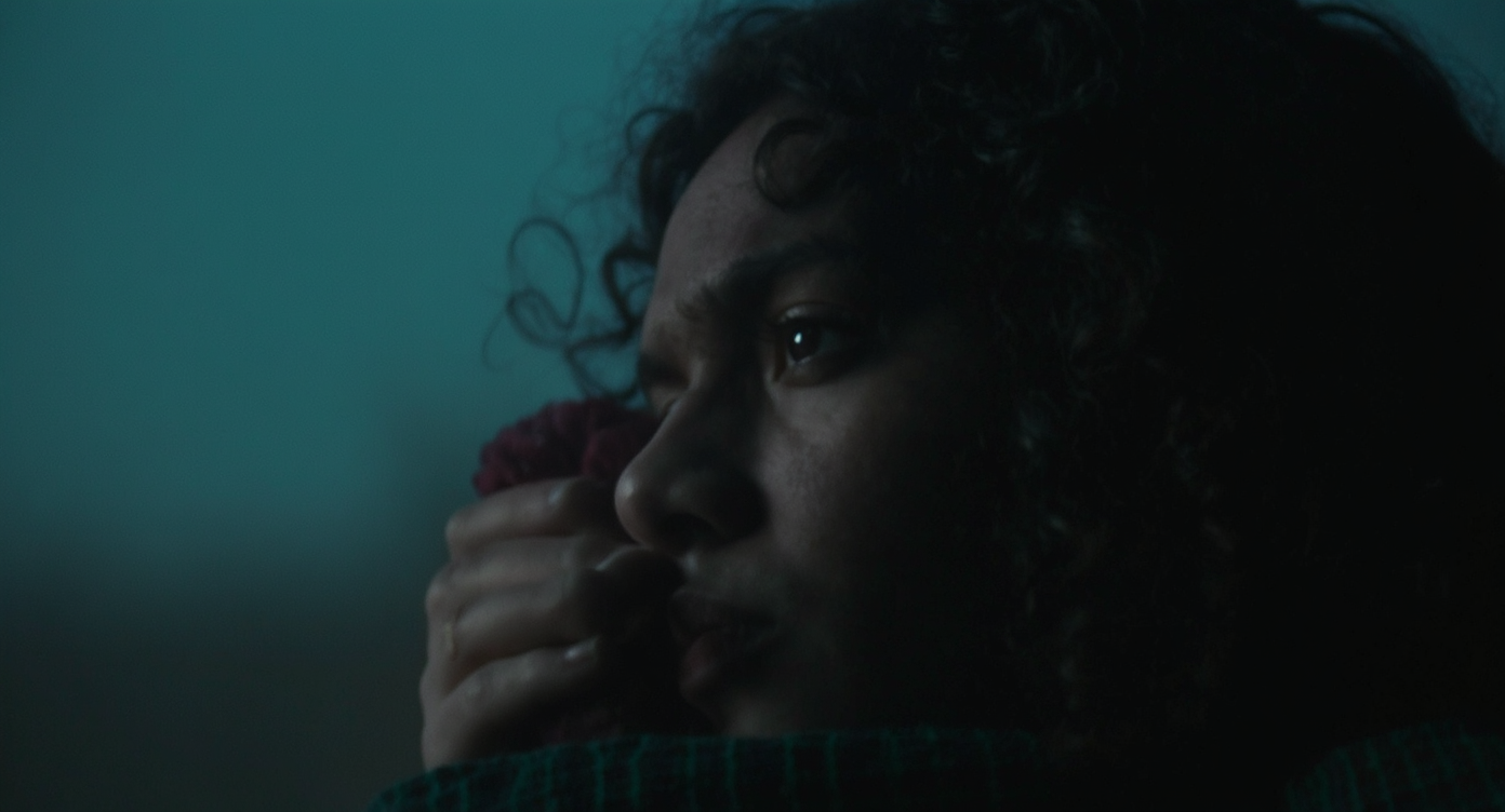 A spare bedroom seamlessly combines a tidy home office setup and a welcoming guest bed, capturing modern multifunctional room design without any people.