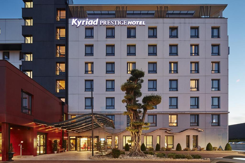 L'image montre l'extérieur d'un hôtel moderne, où l'intelligence artificielle et l'automatisation pourraient être utilisées pour améliorer les services vétérinaires, créant ainsi une expérience novatrice pour les propriétaires d'animaux.