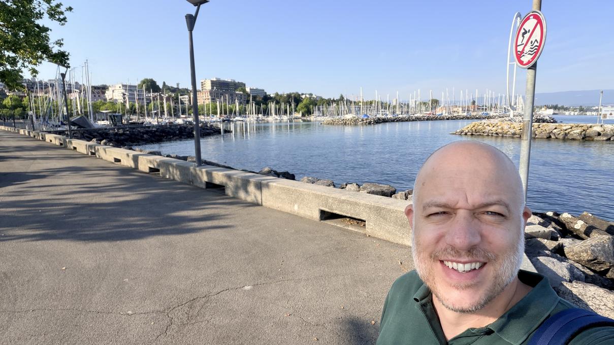 L'image montre un homme souriant au bord d'un port, évoquant un environnement propice à l'automatisation et à l'intelligence artificielle, des domaines en pleine expansion dans la médecine vétérinaire.