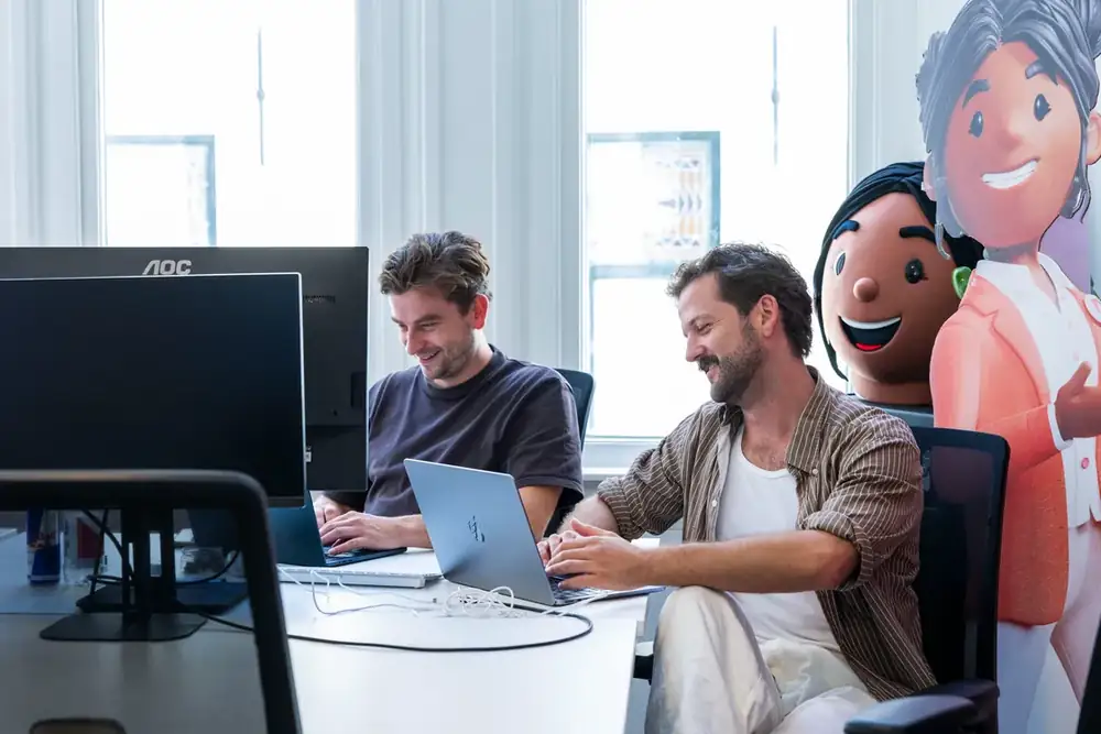 Two Neople specialists at work in the office