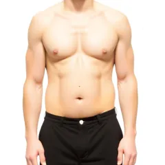 Niedriger KFA: "Frontalansicht eines Mannes mit niedrigem Körperfettanteil und stark definierten Muskeln, der einen durchtrainierten Körper präsentiert. Das Bild symbolisiert Fitness und körperliche Definition."

