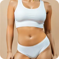 Frau mit unteren Körperfettanteil in weißer Unterwäsche, die frontal in die Kamera schaut. 