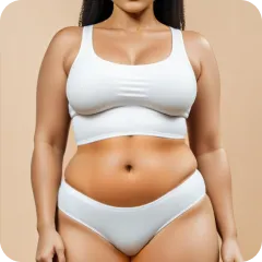 Frau mit mittlerem Körperfettanteil in weißer Unterwäsche, die frontal in die Kamera schaut. 