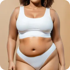 Bild einer Frau in weißer Unterwäsche mit einer größeren Körperstatur, die selbstbewusst vor der Kamera posiert. 