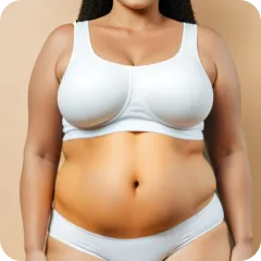 Bild einer Frau in weißer Unterwäsche mit einer größeren Körperstatur, die selbstbewusst vor der Kamera posiert. 