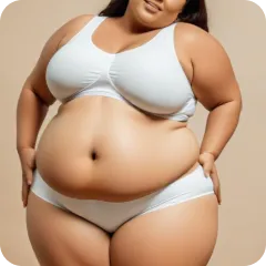 Bild einer Frau in weißer Unterwäsche mit einer größeren Körperstatur, die selbstbewusst vor der Kamera posiert. 