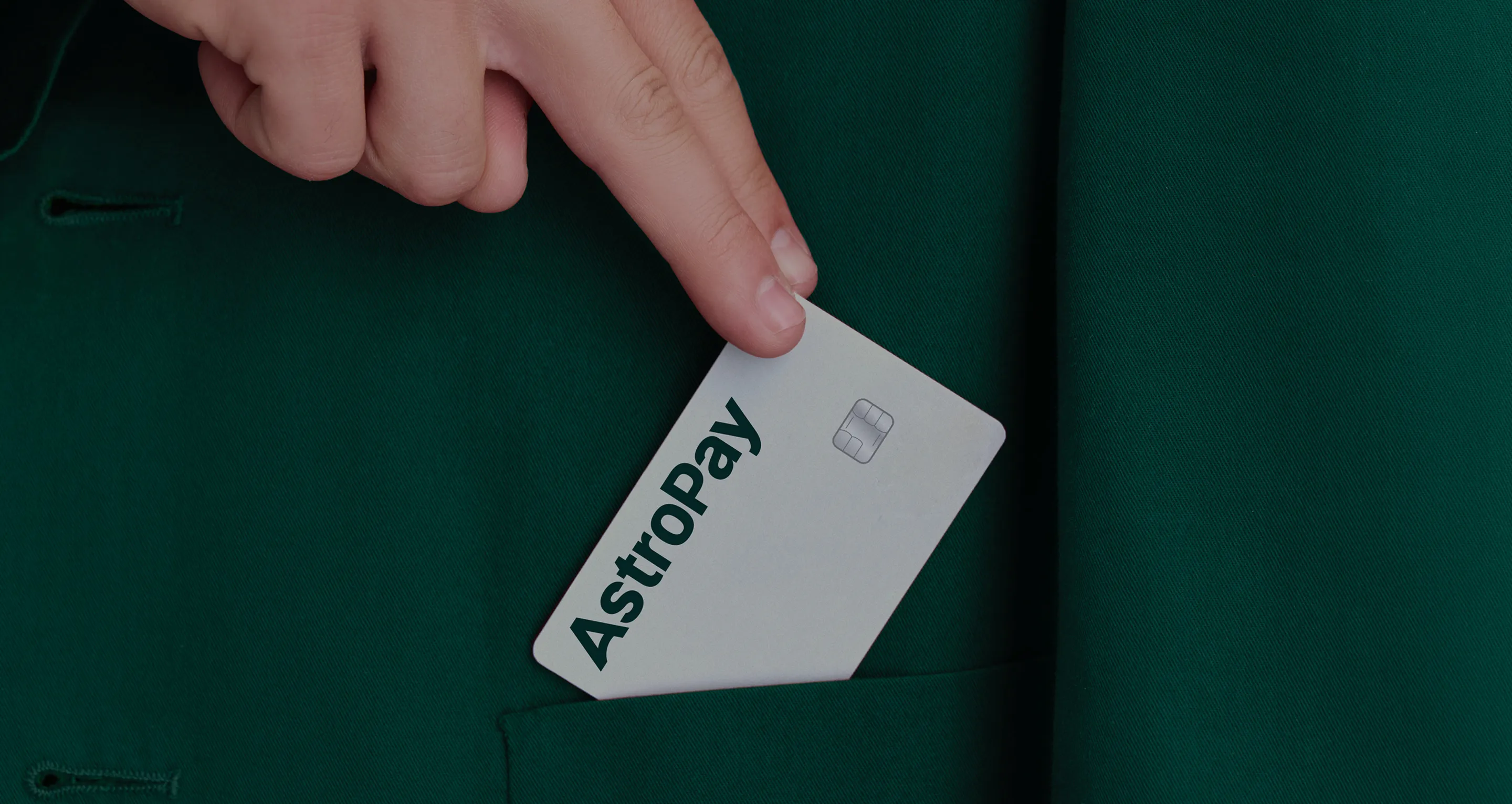 Una persona con una camisa verde sostiene una tarjeta.