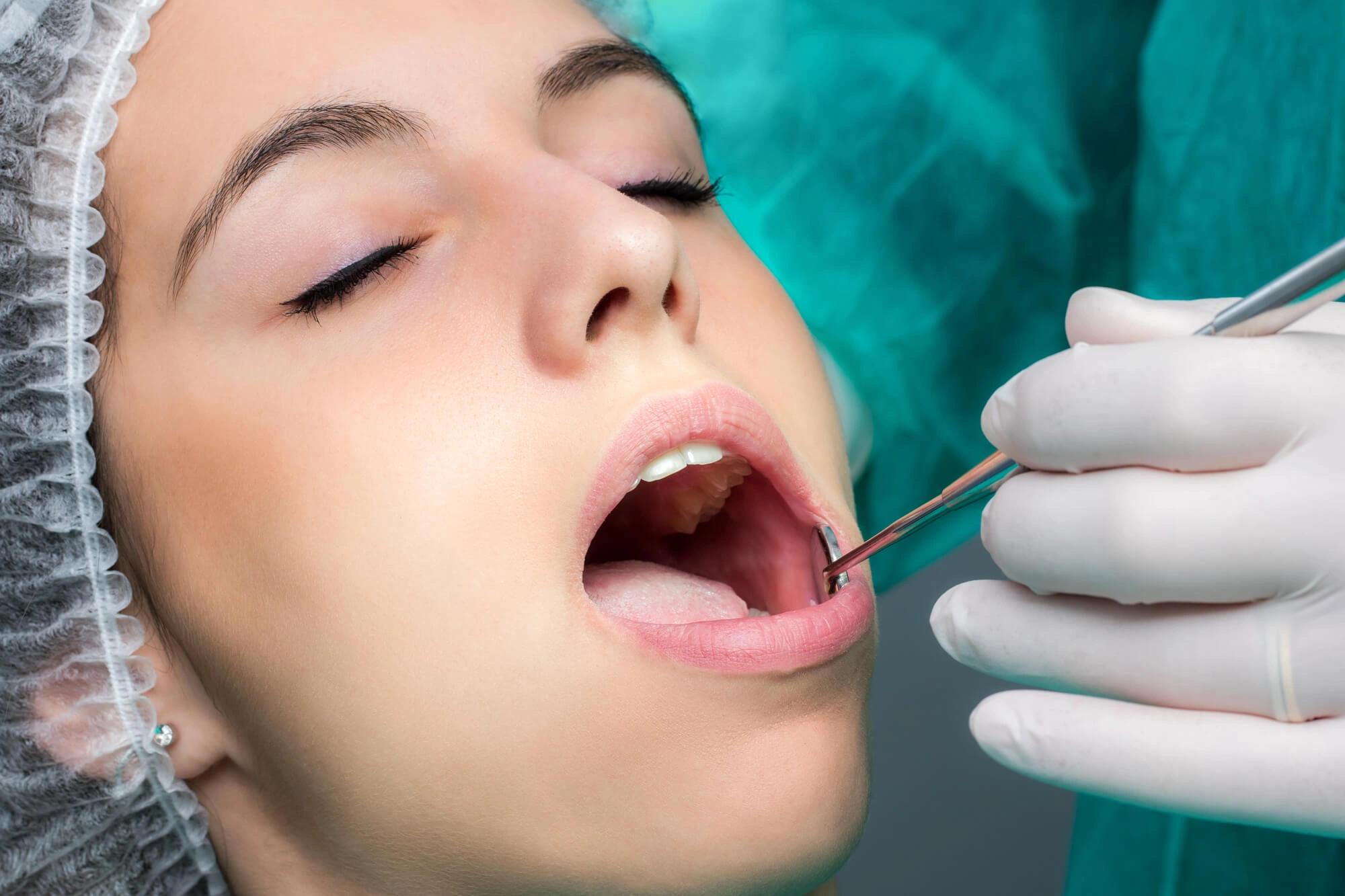 Oral Surgeon in Lexington KY at work